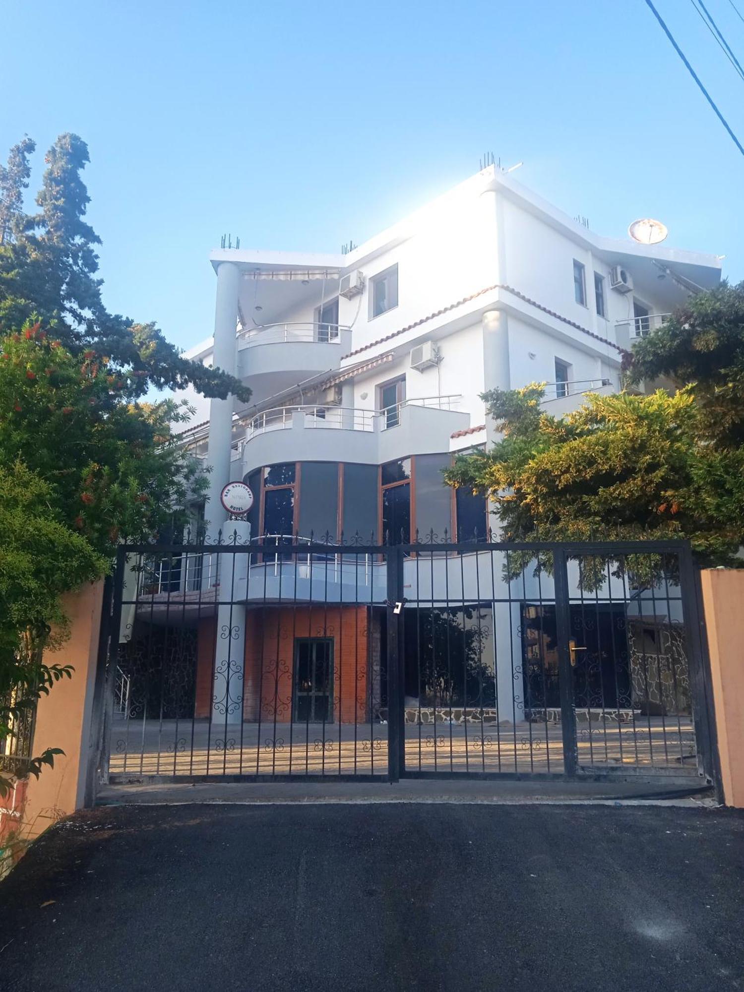 Hotel Moris Kryemedhej Luaran gambar